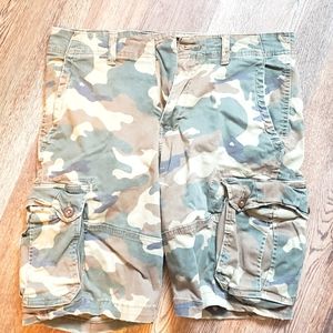 American Eagle came cargo shorts *need button*